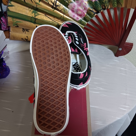 Floral black and pink Vans Nwt - Picture 4 of 5